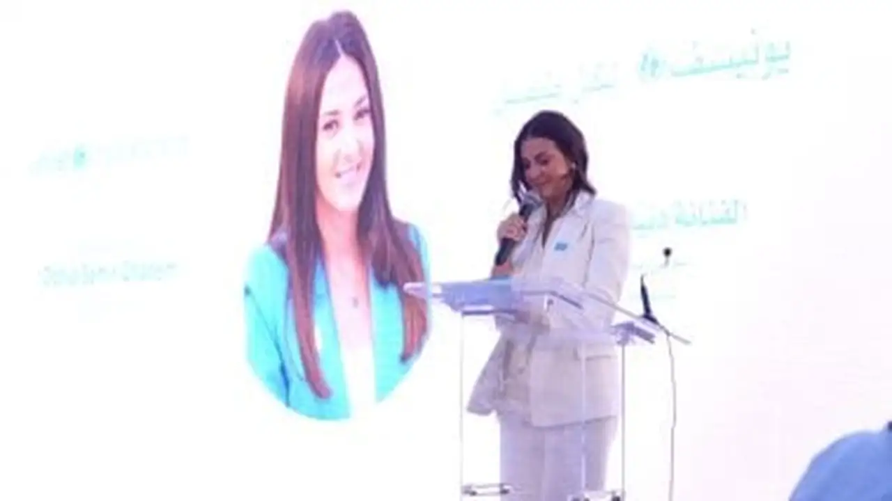 بكاء مؤثر.. دنيا سمير غانم تشكر أسرتها خلال احتفالية يونيسف